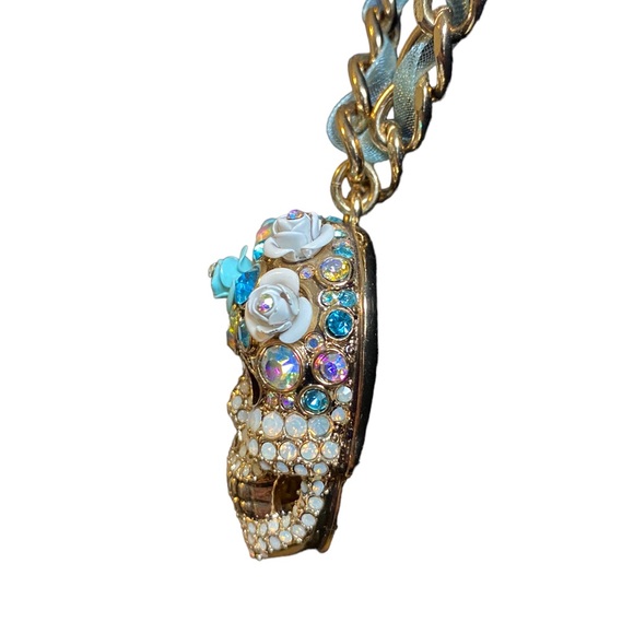 NWOT Betsey Johnson Gold Tone Crystal & Flower Sugar Skull Pendant Necklace - Picture 9 of 10